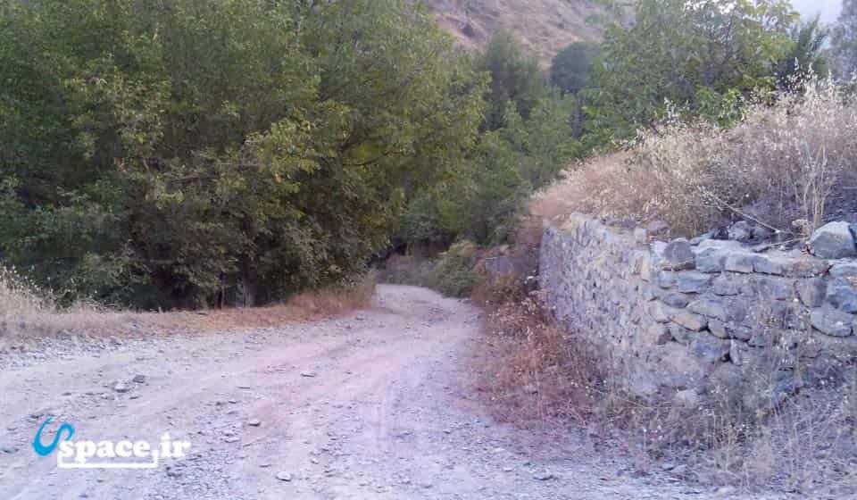 مسیر خاکی منتهی به اقامتگاه بوم گردی گلوسنگ-  آذربایجان شرقی - کلیبر- روستای گلوسنگ